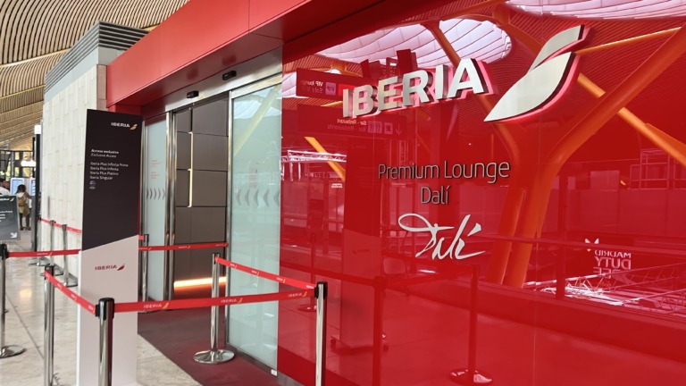 Le test complet du Iberia Premium Lounge Dalí à Madrid