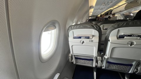 Le siège sur un AirBus A321 de Lufthansa en classe économique sur le vol LH1927