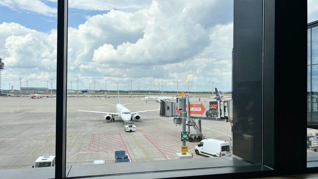 La vue sur la piste de l'aéroport de Munich depuis la porte B10