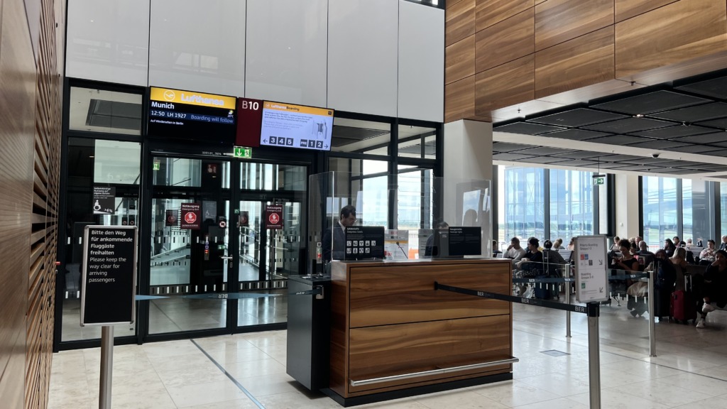 La porte d'embarquement B10 dans le terminal de l'aéroport de Berlin