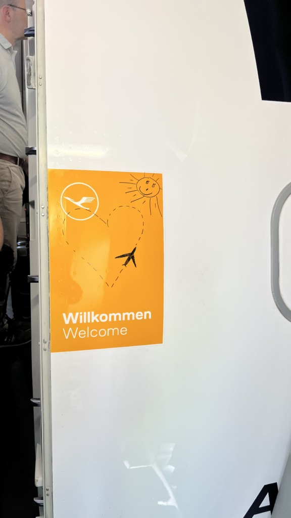 L'entrée de l'avion Lufthansa sur le vol LH1927 avec un dessin effectué par l'équipage