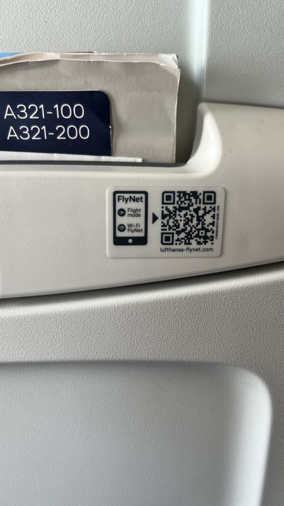Un sticker FlyNet sur un AirBus A321 de Lufthansa en classe économique sur le vol LH1927