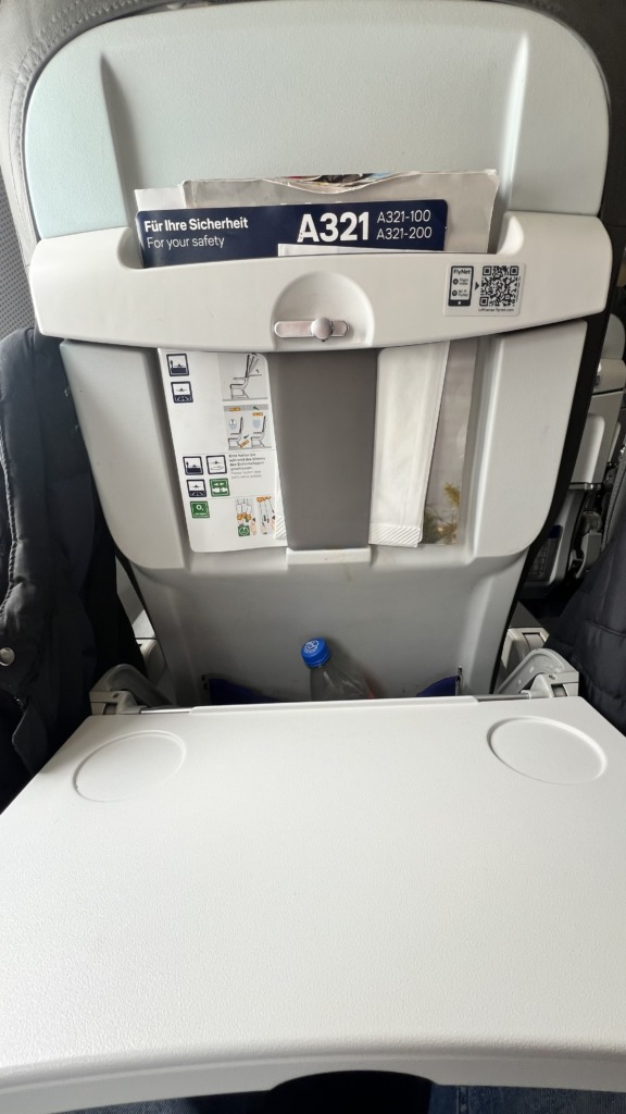 La tablette et le siège sur un AirBus A321 de Lufthansa en classe économique sur le vol LH1927
