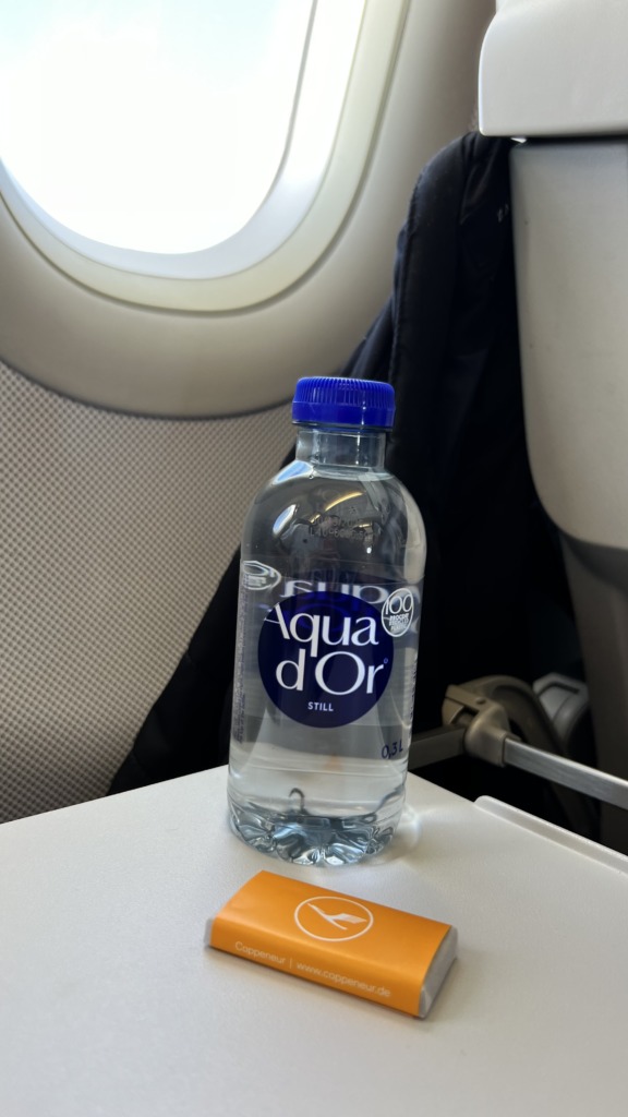 Une bouteille d'eau et un chocolat offert sur le vol LH1927 de Lufthansa