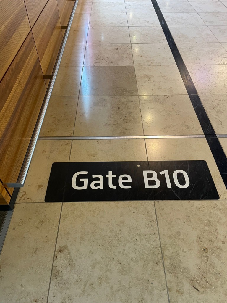La porte d'embarquement B10 dans le terminal de l'aéroport de Berlin