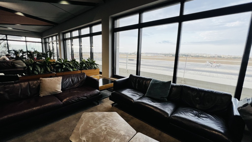 La vue sur le tarmac depuis le lounge la Valette Club à Malte