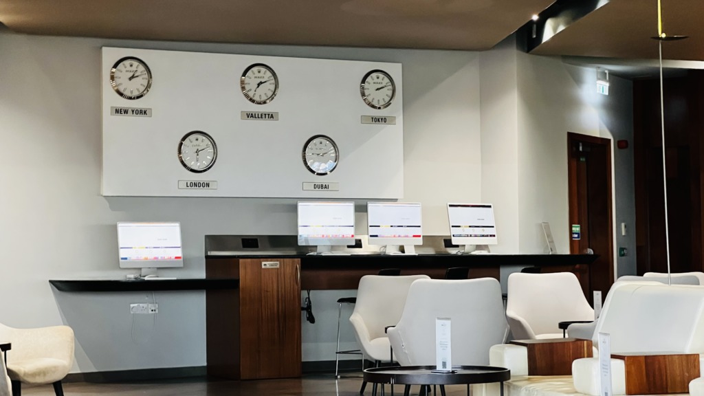 Une zone avec ordinateurs au lounge la Valette Club à Malte