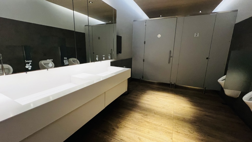 Les toilettes au lounge la Valette Club à Malte