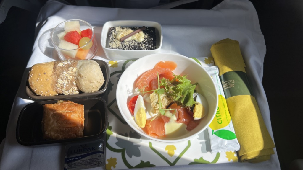 Le petit déjeuner en business class sur le vol Air Malta KM306 entre Malte et Munich