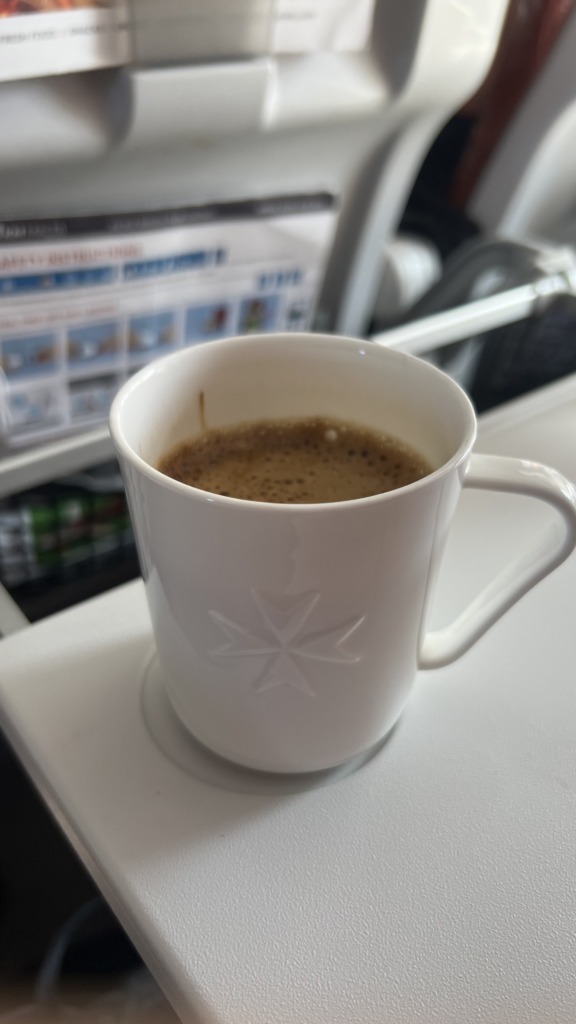 Un café servi en business class sur le vol Air Malta KM306 entre Malte et Munich