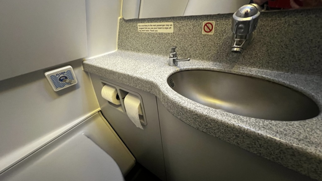 Les toilettes en business class sur le vol Air Malta KM306 entre Malte et Munich