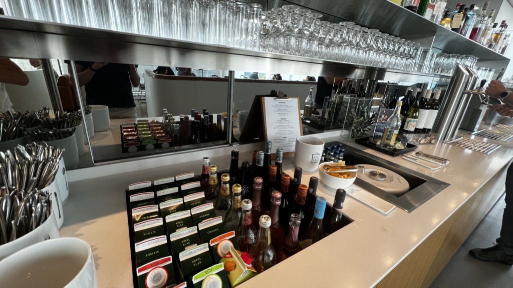 Le buffet de boissons dans le salon Business Class de Lufthansa à l'aéroport de Munich