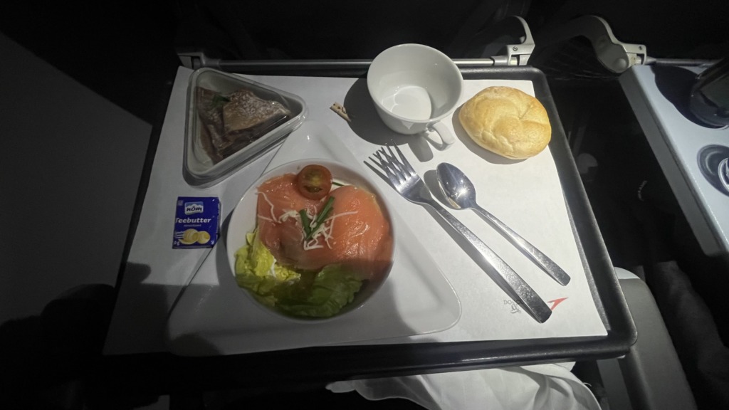 Un plateau repas servi en Business Class sur le vol OS566 entre ZRH et VIE