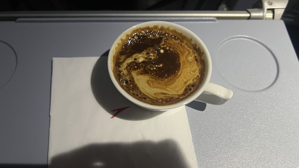 Un café servi en Business Class sur le vol OS566 entre ZRH et VIE