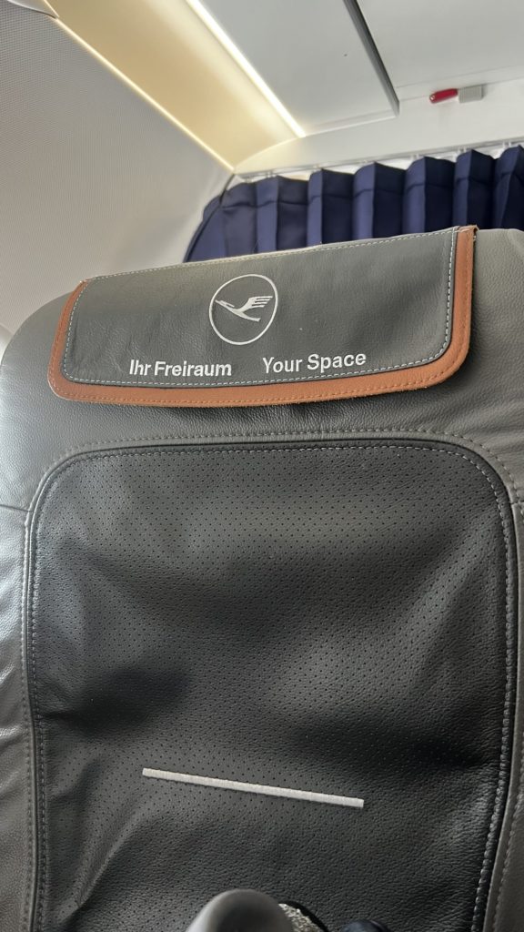 En Business Class continentale de Lufthansa, un siège vide sépare les passagers. Ici, sur le vol Lufthansa LH2454.