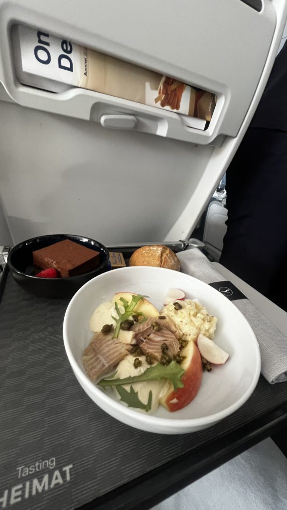 Un repas proposé en Business Class à bord du vol Lufthansa LH2454.