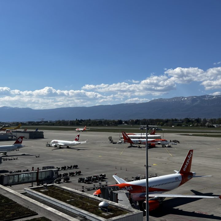La vue sur le tarmac depuis la terrasse de l'aéroport de Genève