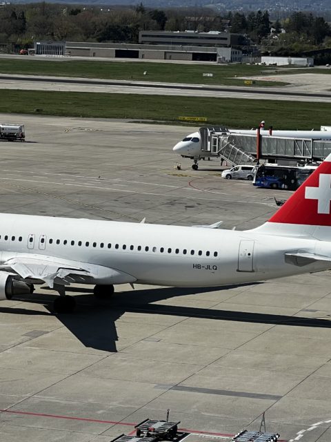 Un avion SWISS (Registration HB-JLQ) à l'aéroport de Genève en Suisse, le 05 avril 2025