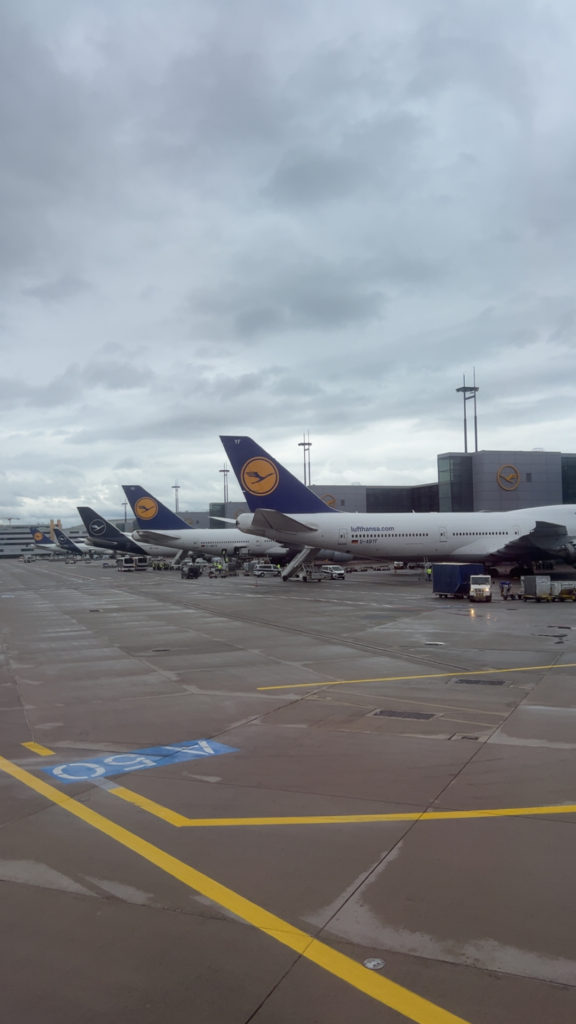 La vue lors du taxiing en Business Class sur le vol Lufthansa LH1142 entre Frankfurt (FRA) et Bilbao (BIO)