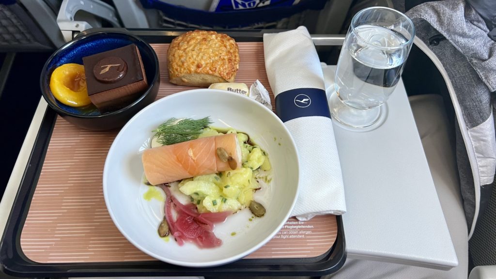 Un repas proposé en Business Class sur le vol Lufthansa LH1142 entre Frankfurt (FRA) et Bilbao (BIO)