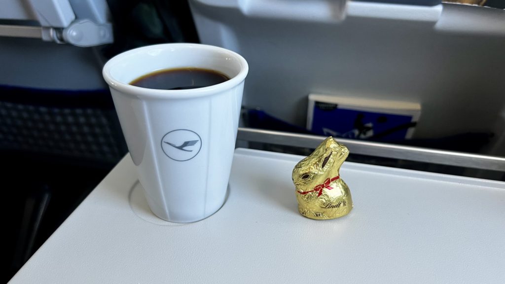 Un café et un lapin en chocolat en Business Class sur le vol Lufthansa LH1142 entre Frankfurt (FRA) et Bilbao (BIO)