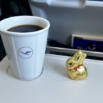 Un café et un lapin en chocolat en Business Class sur le vol Lufthansa LH1142 entre Frankfurt (FRA) et Bilbao (BIO)