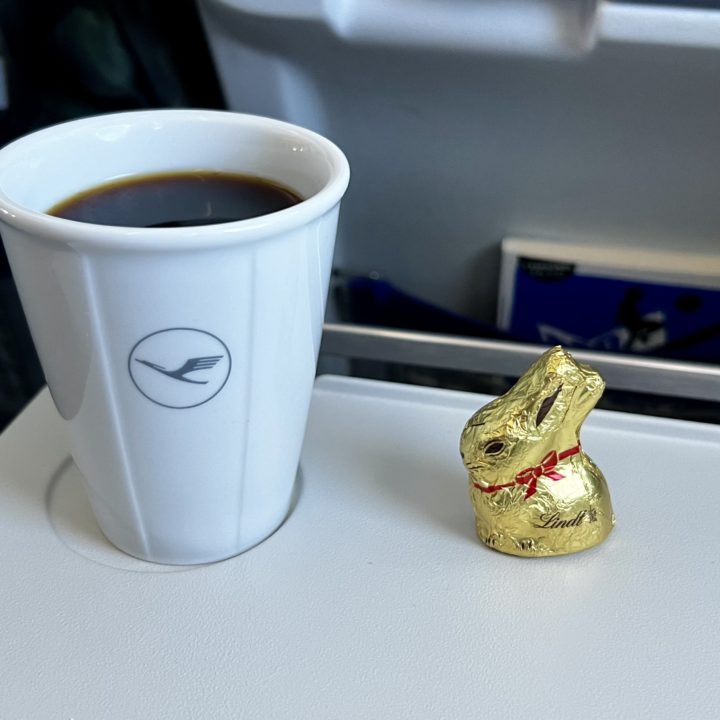 Un café et un lapin en chocolat en Business Class sur le vol Lufthansa LH1142 entre Frankfurt (FRA) et Bilbao (BIO)