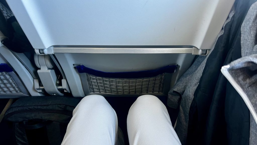 L'espace pour les jambes en Business Class sur le vol Lufthansa LH1142 entre Frankfurt (FRA) et Bilbao (BIO)