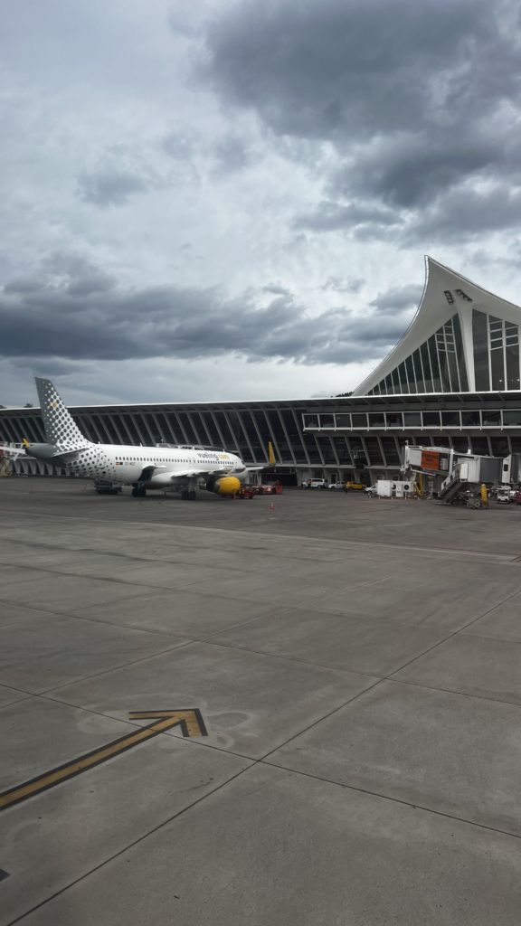 L'aéroport de Bilbao à l'arrivée en Business Class sur le vol Lufthansa LH1142 entre Frankfurt (FRA) et Bilbao (BIO)