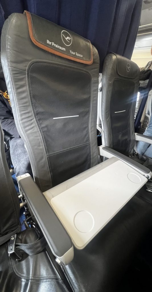 Le siège annexe libre en Business Class sur le vol Lufthansa LH1142 entre Frankfurt (FRA) et Bilbao (BIO)