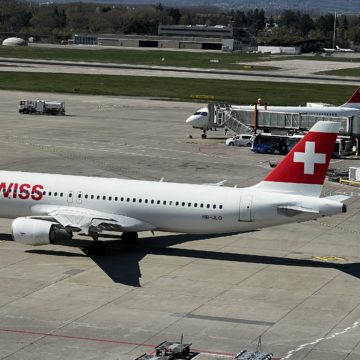 Un avion SWISS (Registration HB-JLQ) à l'aéroport de Genève en Suisse, le 05 avril 2025