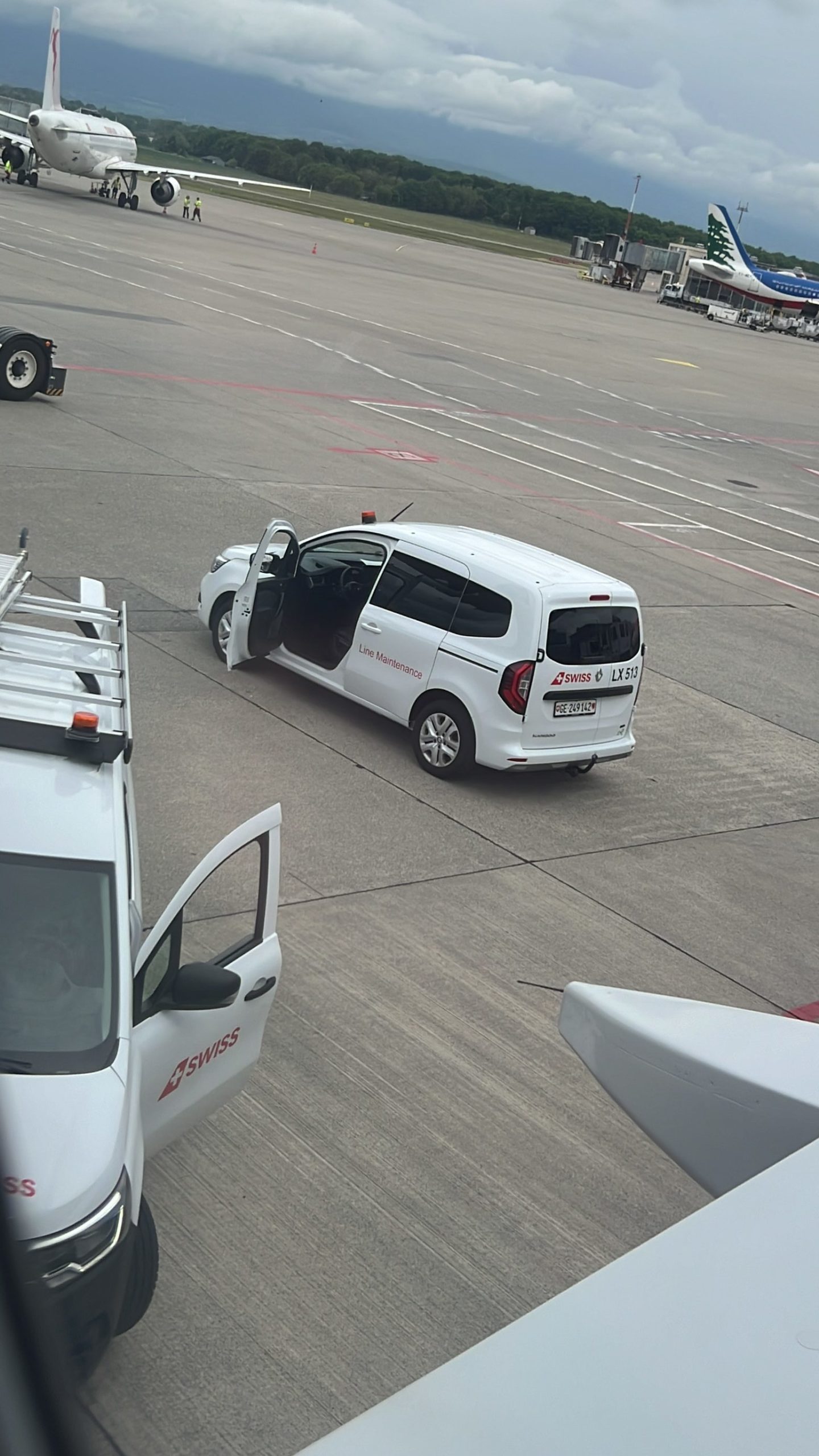 Le service de maintenance à Genève autour de l'avion