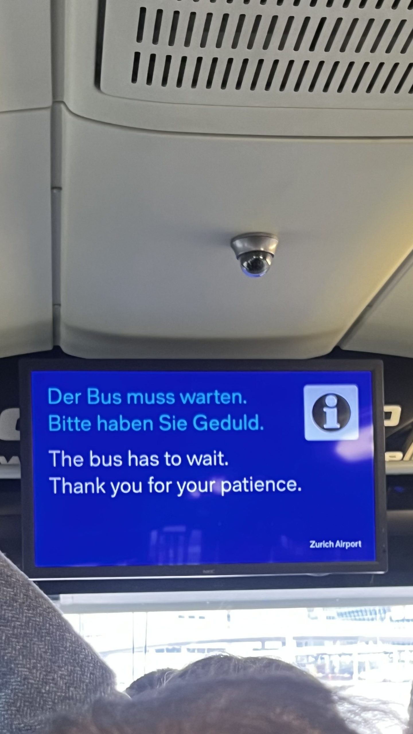Un bus en panne dans le terminal de Zürich Airport