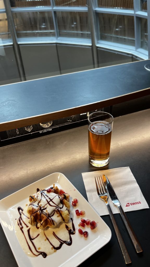 Un repas au lounge de SWISS à Zürich