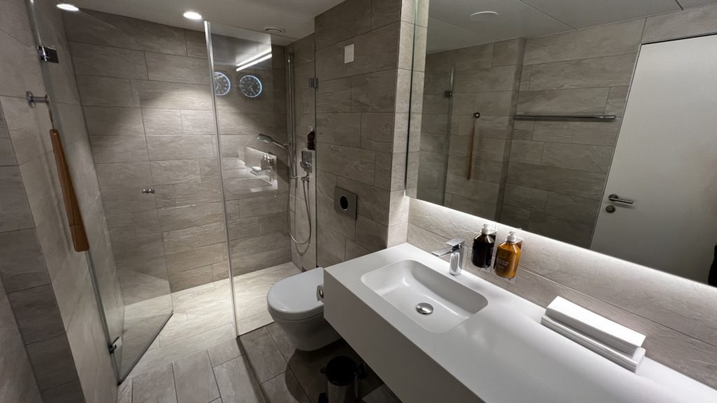 La salle de bain dans le lounge de SWISS à Zürich