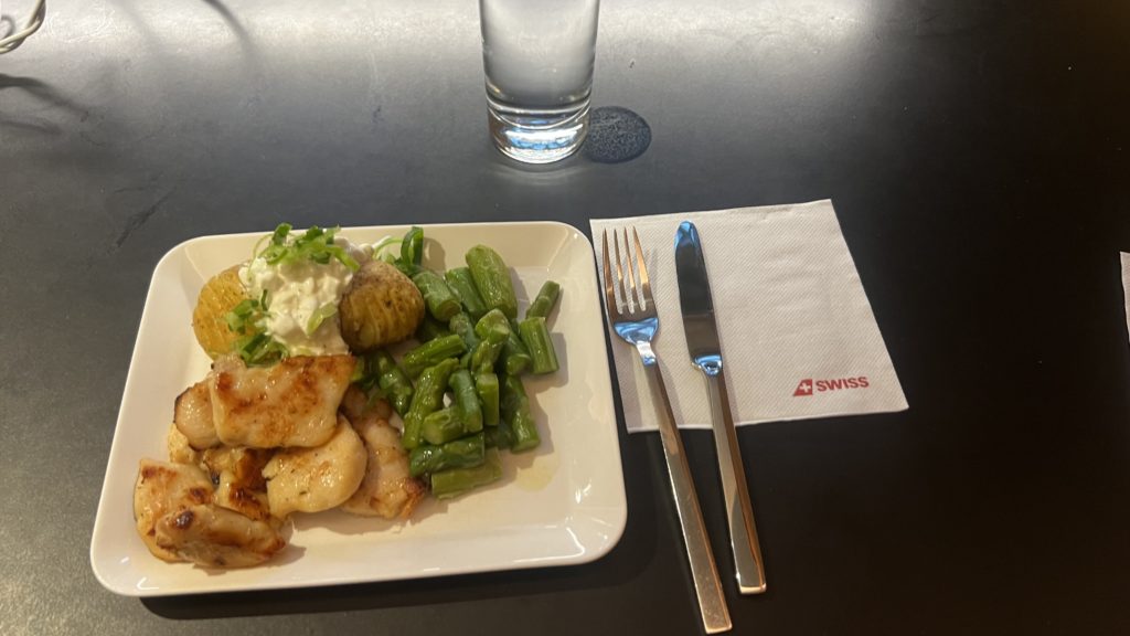Un repas au lounge de SWISS à Zürich