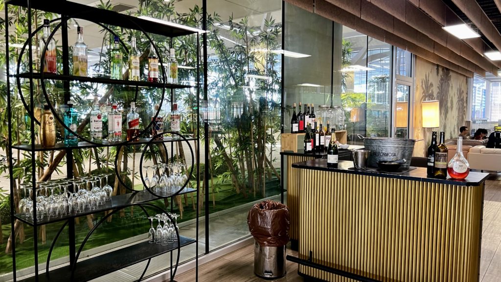 L'espace des cocktails au lounge Aena Sala Vip à Malaga (AGP)