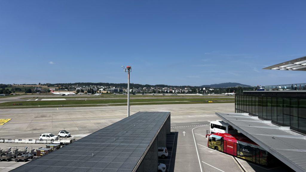 La terrasse de l’aéroport de Zürich en Suisse
