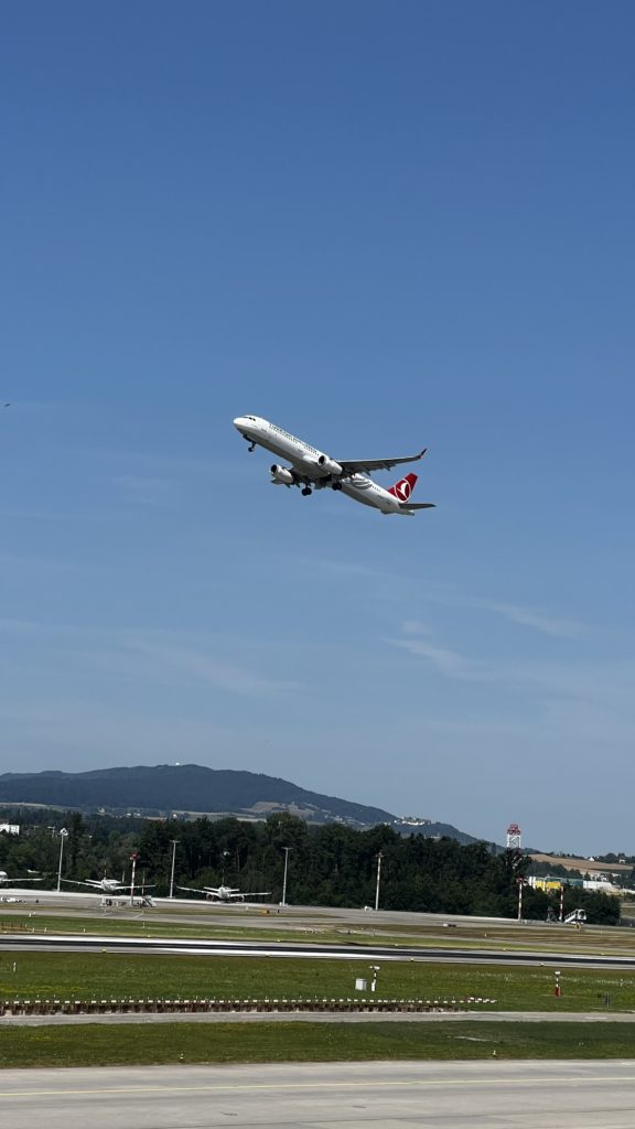 Un avion de Turkish Airlines au décollage de Zürich