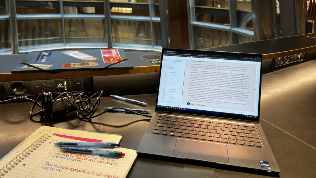 Un ordinateur et un bloc-notes au lounge SWISS à Zurich