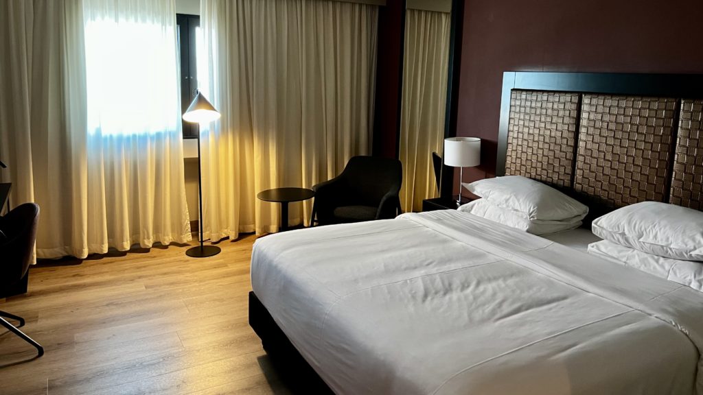 Une chambre avec vue aéroport au Sheraton Frankfurt en Allemagne
