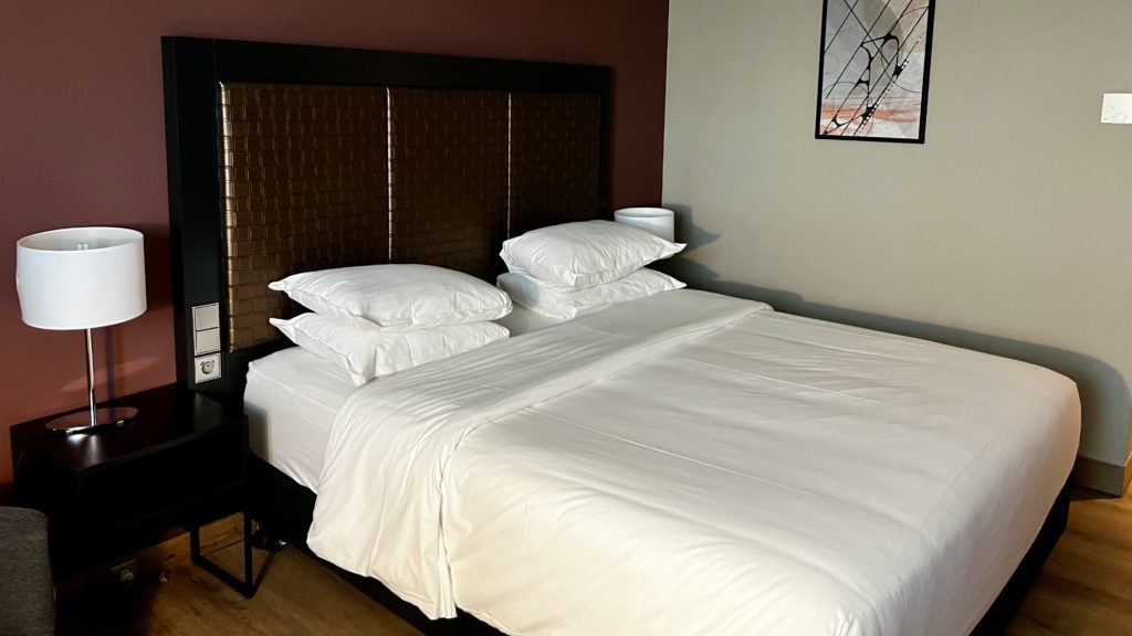 Une chambre avec vue aéroport au Sheraton Frankfurt en Allemagne