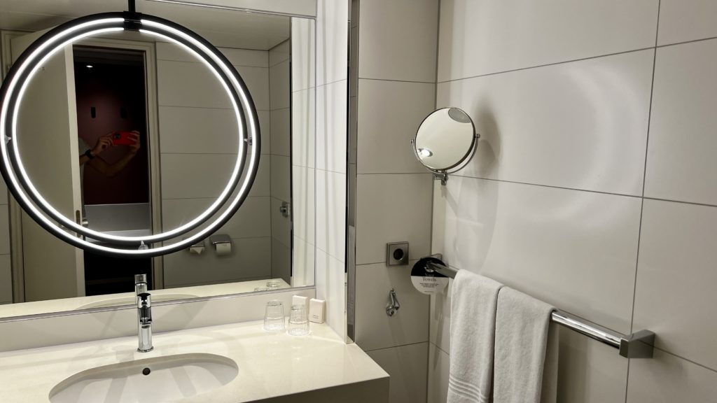 La salle de bain d'une chambre vue aéroport au Sheraton Frankfurt en Allemagne