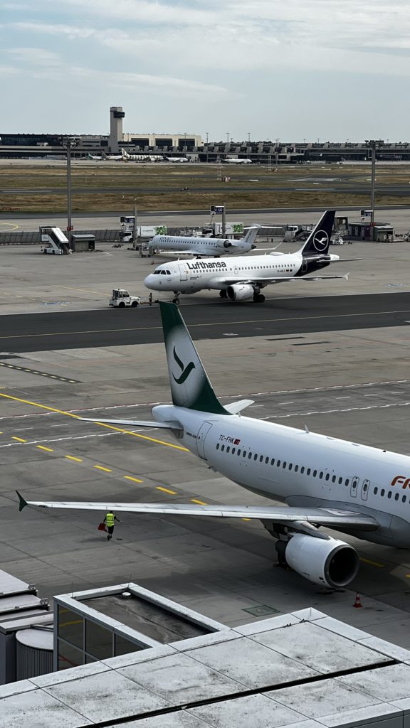 Une vue sur un Airbus de Lufthansa à Frankfurt