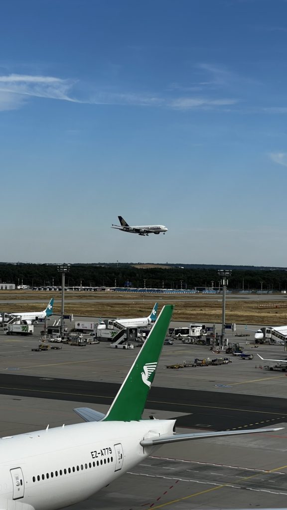 Un avion atterrissant à FRA