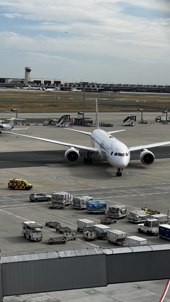 Un Boeing 787 de Japan Airlines immatriculé JA861J en roulage vers sa porte à l’aéroport de Frankfurt (FRA) en Allemagne.