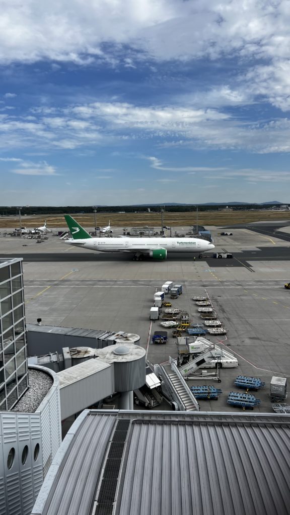 Un Boeing 777-22K(LR) de Turkmenistan Airlines immatriculé EZ-A779 lors du push-back l’aéroport de Frankfurt (FRA) en Allemagne.
