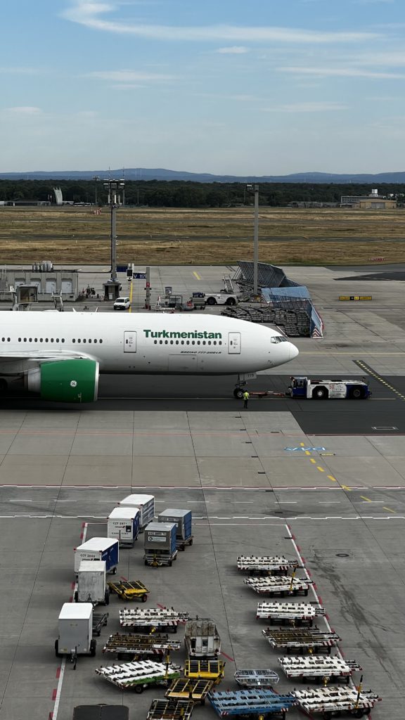 Un Boeing 777-22K(LR) de Turkmenistan Airlines immatriculé EZ-A779 lors du push-back l’aéroport de Frankfurt (FRA) en Allemagne.