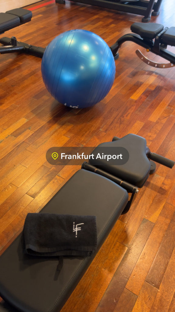 La salle de sport avec un linge LF Coaching au Sheraton Frankfurt en Allemagne