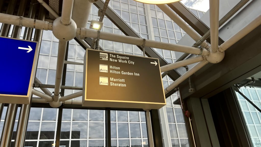 Des panneaux de signalisation dans l'aéroport pour le Sheraton Frankfurt en Allemagne
